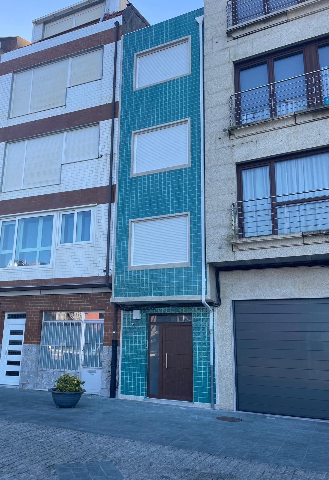 Fachada, en primera línea junto a la Playa da Ribeira