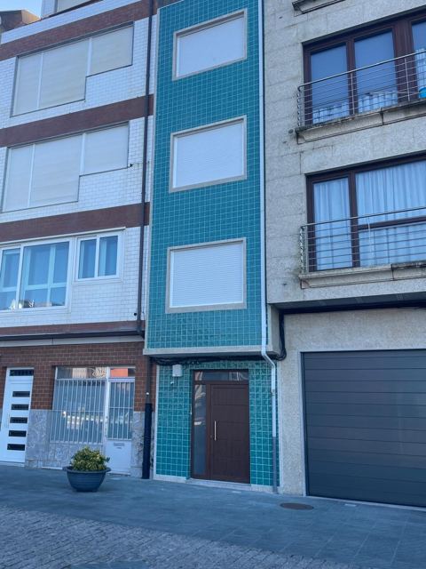 Fachada, en primera línea junto a la Playa da Ribeira