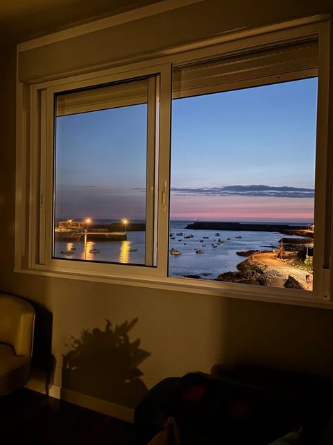 El puerto de noche desde la ventana